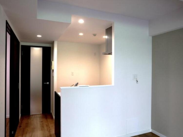 設備 対面式システムキッチン　キッチンはご家族との会話が楽しめる対面式タイプを採用。リビングで遊ぶお子様の様子をうかがいながらお料理もできます。