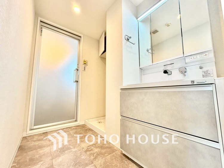 洗面 【WASHROOM】◆快適◆煌びやかな暮らしの中にも忘れたくない快適さ。大きな収納が助けてくれます。