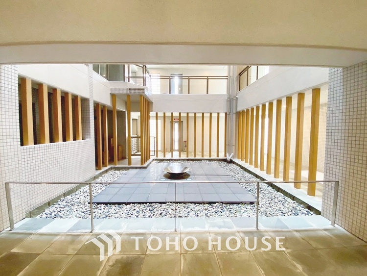 エントランス 【ENTRANCE】◆家族◆家で家族と過ごす時間は限られている。帰りを待つ家族の元へと急ぐときの弾む思い。そんな思いを引き立てる邸宅。