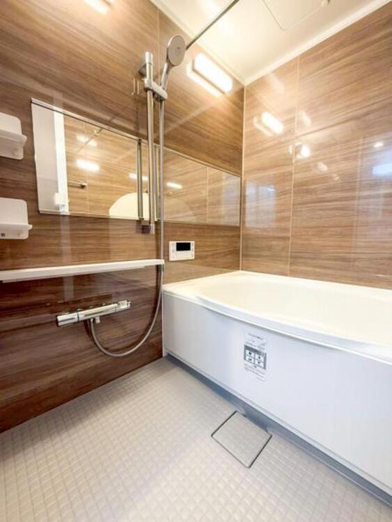 風呂 ゆったりと寛げる広々バスで足を伸ばしてリラックス。　最新のユニットバスは設備も充実です。