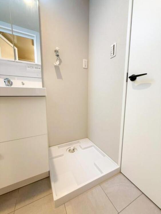 洗面 ストレスフリーな広いランドリースペース。大きな洗濯機乾燥機もしっかりとおけます。