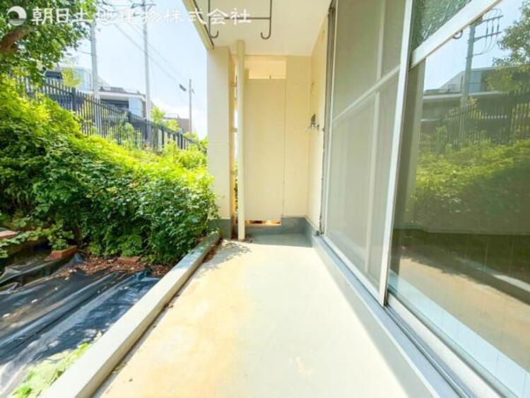 バルコニー 太陽の光と爽やかな風でお洗濯物は気持ちいいです。