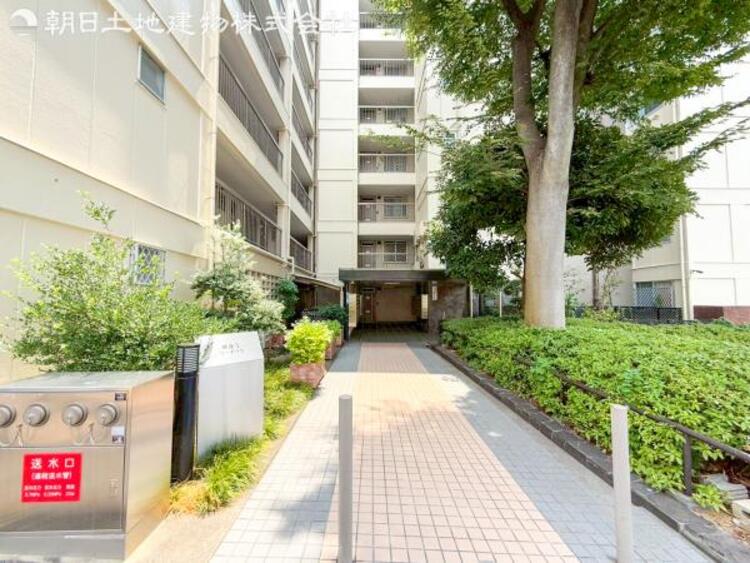 エントランス 周辺環境とのコラボレーションにより明るく開放的な空間！落ち着いたお洒落な外観で機能的な生活！