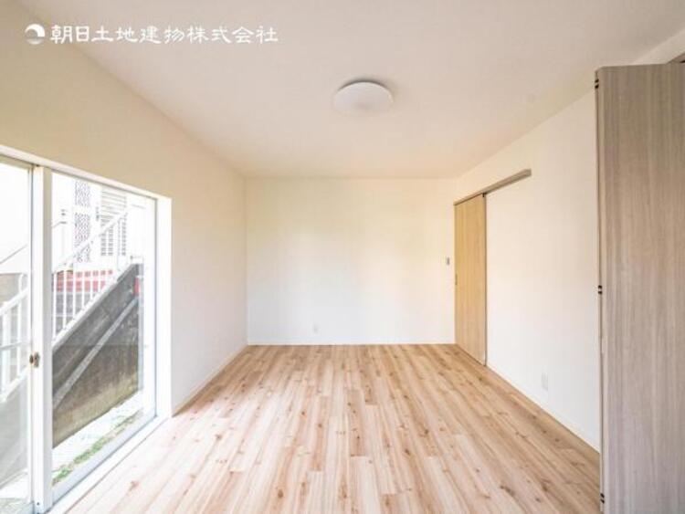 内装 採光を確保した明るい室内は風通しも良く穏やかな時が流れます！様々な生活スタイルにも対応可能な間取り。採光もアクセントの一つとして。この明るい好みの空間で読書をしたり、音楽を聞いたりと一人の時間も充実！ 