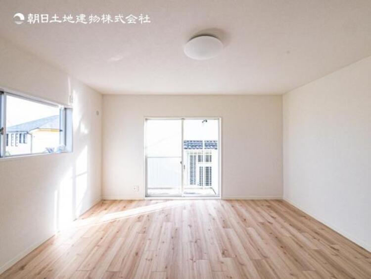 内装 自分の時間を充実させながら心豊かにできるプライベート空間！！穏やかな寛ぎを届ける仕様のゆとりある居室。個室のお部屋が欲しいという要望に応える設計で、過ごす時間が長くてもゆったり落ち着いて過ごせそう！！ 