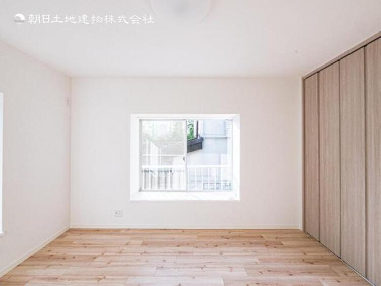 内装 居室はひとり時間を過ごせる安らげるお部屋として活用できます！収納スペースあり！荷物が多くても十分！！ベッドや勉強机、テレビなどを置きたい場合におすすめ！！過ごす時間が長くてもゆったり過ごせそうですね！ 