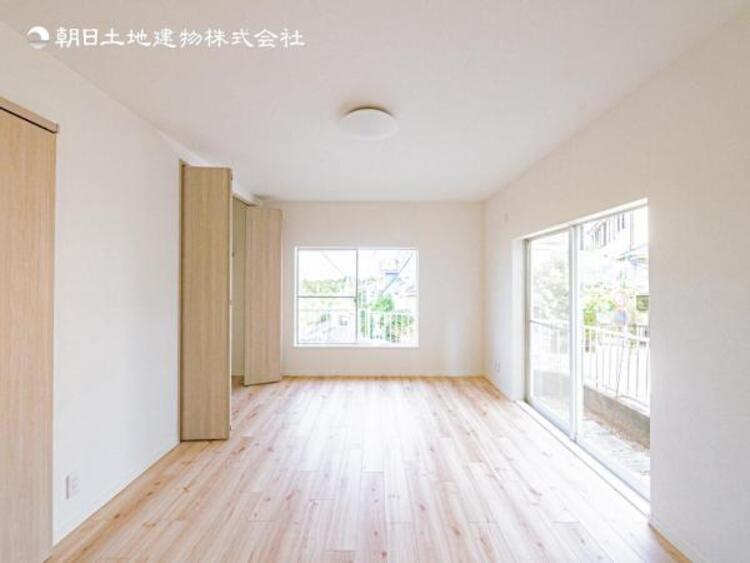 居間 家族の会話や笑顔が行き交うリビングで、子供を走り回らせたい。ダイニングテーブルでゆったり食事を堪能。光と風が溢れる開放的なリビングダイニングには、くつろぎの空間を生み自然と家族みんなが集まってきます 