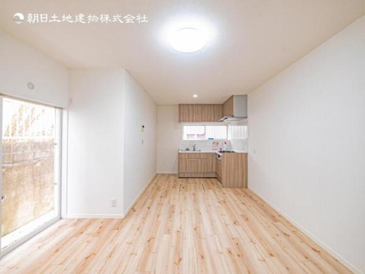 居間 お天気が晴れの日は照明をつけなくても充分明るいリビングです！どこか落ち着きのある広々とした内装です！皆で過ごす空間が、目に浮かんでくる様な優しいリビングダイニングです！くつろいだり楽しい時間を是非！ 