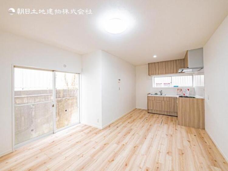 居間 リビングにあふれる採光と心地よい風のつどう調和された空間！！生活を彩る充実した日々が過ごせそうです。家族の滞在期間が長くなることを予測して、設計士が思いと工夫をこらした自慢のリビングダイニング！！！ 