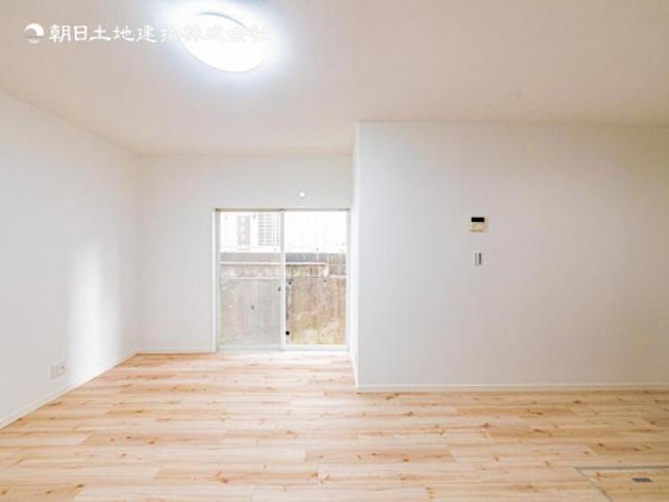 居間 開放感とプライベート感が見事に両立されたリビングダイニング！通常では相反するファクターがともにそろうと極上のくつろぎ空間が生まれます。だれにも譲りたくない至福の空間で過ごす日々は生活をより豊かにします 