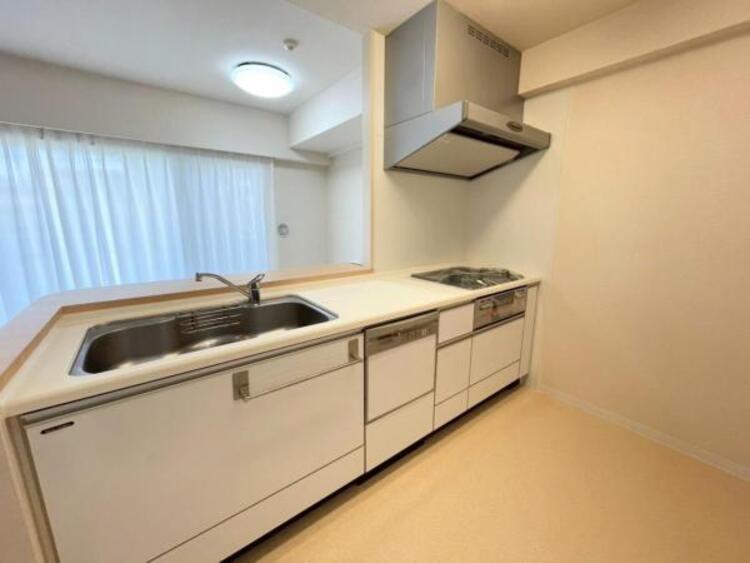 キッチン 広々とした食洗機付きキッチン。対面式でお料理中もご家族の気配を感じられます 