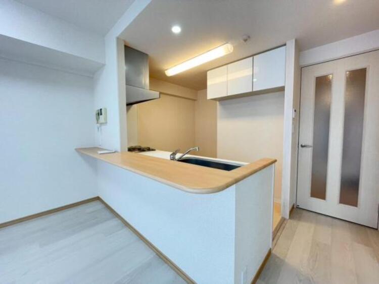 キッチン 立ち上がりがあり、手元が見えないキッチンですっきりとしたLDKに。