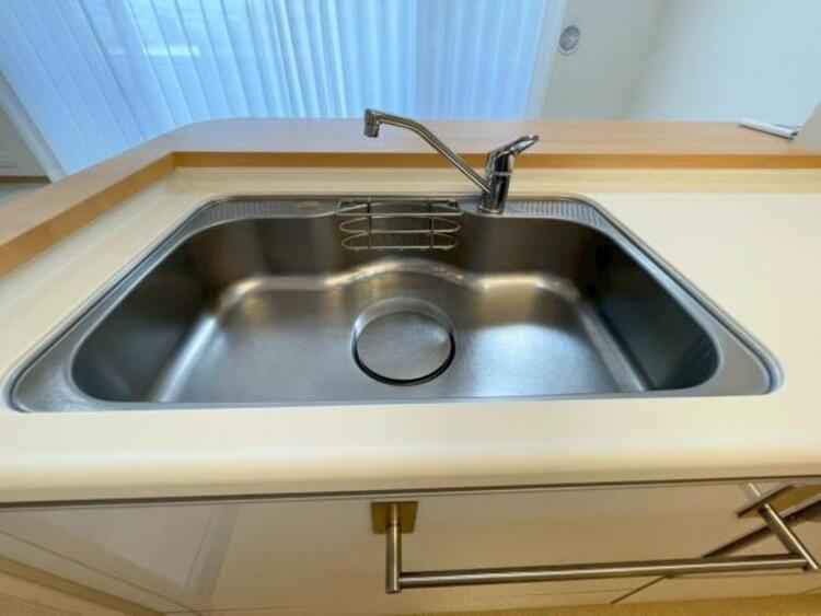 キッチン 鍋や大皿も洗える広々としたシンクです。ステンレスのため耐久性・お手入れしやすさも魅力です 