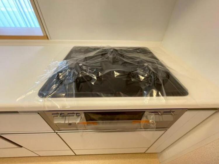 キッチン 3口コンロはお鍋もフライパンも同時に使えるので、料理効率も上がりますね。 