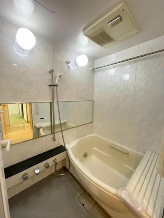 風呂 足を伸ばせる柔らかな曲線のバスタブが、日々の疲れを癒します 