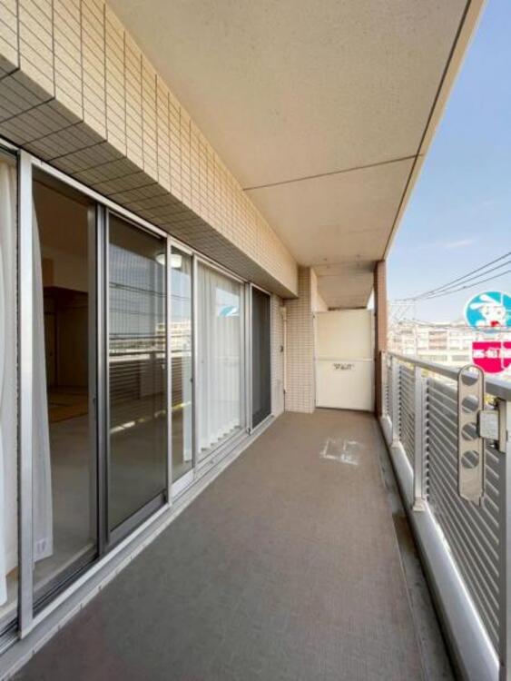 バルコニー 2部屋に面したワイドバルコニーは陽当たり良好で洗濯物が良く乾きます 