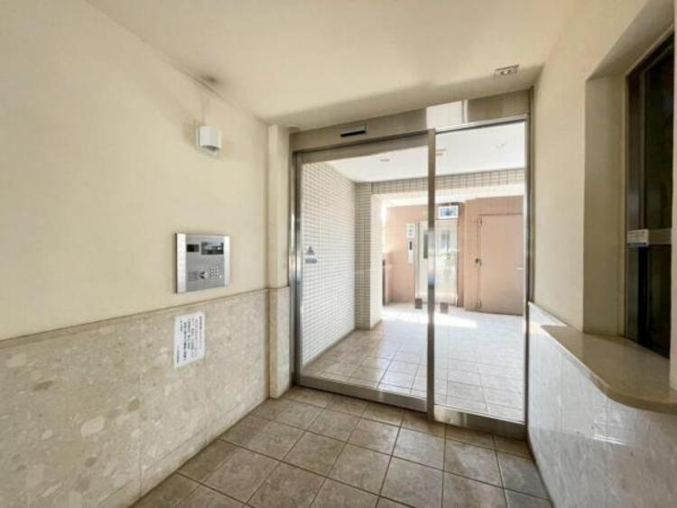 エントランス 遅い時間のご帰宅にも安心の、オートロックエントランスです