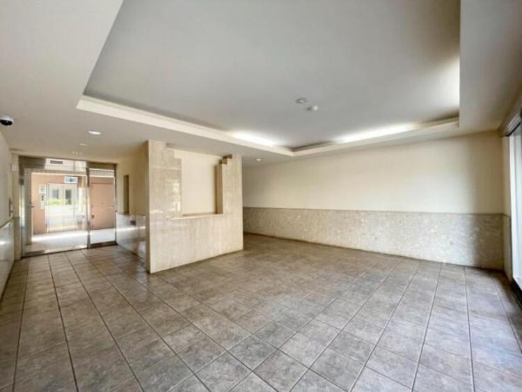 その他 白で纏められた清潔感と重厚感のあるロビーです