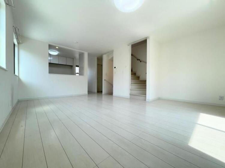 その他 ●〇家族と過ごすひと時を溢れる光が優しく包み込むリビングダイニング。家族とともに、心穏やかに過ごすひととき。家族との時間、自分の時間を大切にできる空間がここにあります。LDKで過ごす時間は大事ですね●