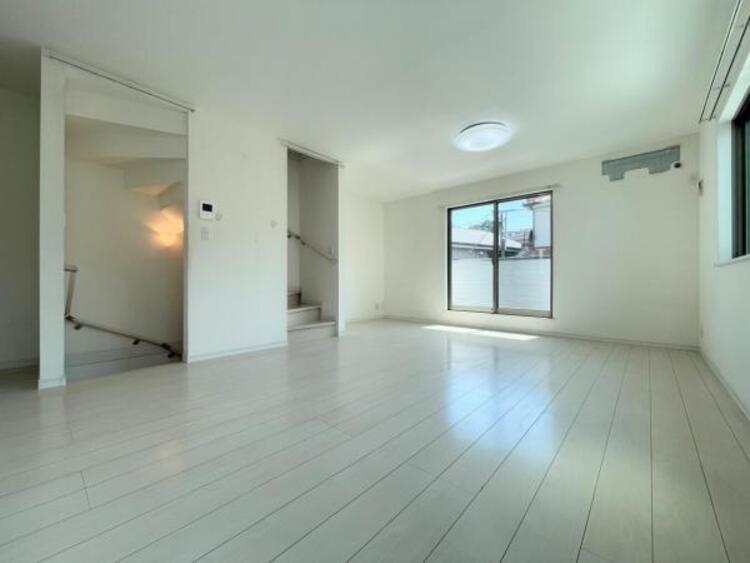 その他 ●〇オープンでのびやかな空間を生み出す、こだわりの広がりとゆとり。家族と過ごす時間を大切にしたい方にぴったりの明るくゆとりある住空間です。南側の窓からの日差しがリビングの中までしっかりと届きます　〇●