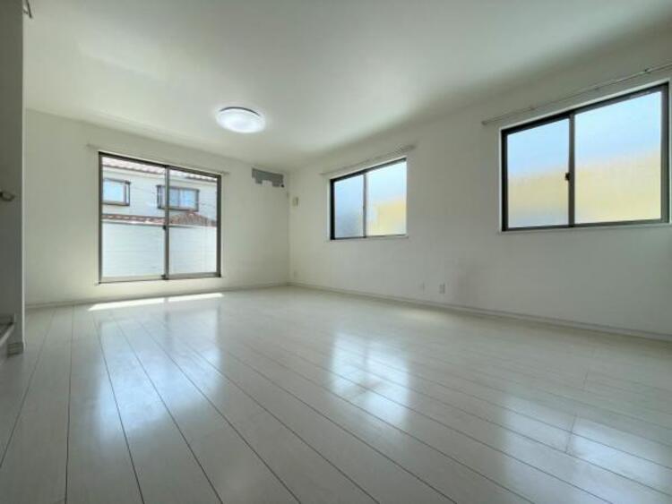 その他 ●〇家族の思いを抱きながら、平和であることに感謝したくなる悠久の時。あたかかく感じるのは、陽当りだけではなかった！広く和やかに暮らせる空間と家族の存在が胸にジーンと響きわたる。理想の住まいがここに〇●