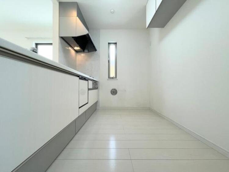 その他 ●〇新しいキッチンは気分も上がり、家事も楽しくできそう。お手伝いをしてくれるお子様と並んで立てるキッチンは、ご家族のコミュニケーションを育む場として活躍します。収納力が高い事も大事なポイントです〇●