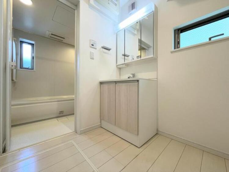 その他 ●〇平日の朝であっても、落ち着きとくつろぎを感じられる。歯磨き粉が行方不明になるようなごちゃごちゃ感も解消。収納力の高い洗面所です。　コーディネートされた空間で気持ちよく身だしなみを整えられます　〇●