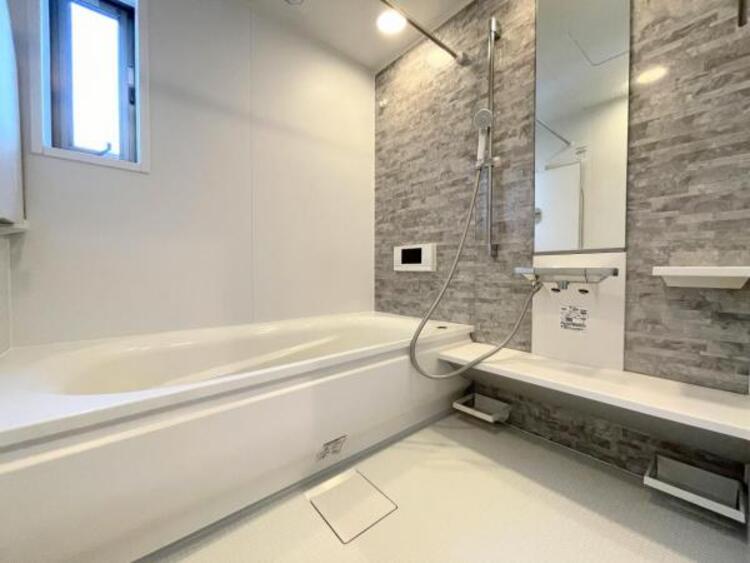 その他 ●〇ユニットバスはゆったりとくつろげる1坪タイプ。足までしっかりと伸ばせる浴槽は心身ともにしっかりと疲れを癒してくれます。お子様と一緒の入浴でも充分な広さです。バスルームは疲れを癒すくつろぎの場所〇●