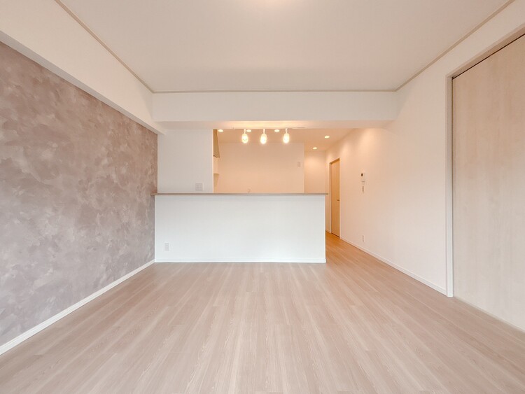 居間 忙しく過ぎゆく日常を置き去るほど、ゆったりした時間が流れるリビング。