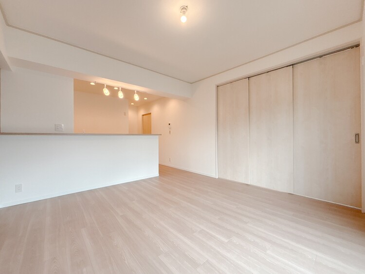 居間 飾り過ぎないシンプルな内装と偏り過ぎないデザインで統一しました。