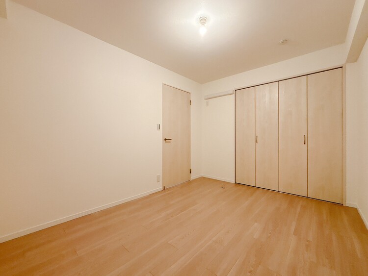 寝室 ベッドも十分に設置するスペースがあります。