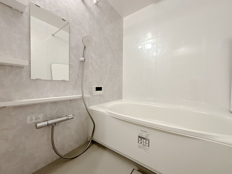風呂 一日の疲れを癒すバスルームは、心地よいリラックスを叶える清潔感溢れる空間です。（施工中）