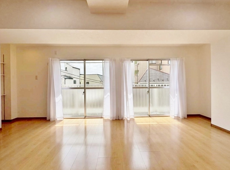 居間 居心地の良い空気感は、暮らしのステージを彩り、心からのやすらぎと満足感を与えてくれます。