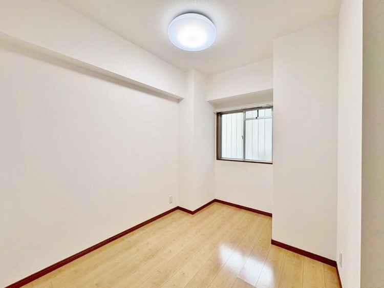 寝室 ベッドも十分に設置するスペースがあります。