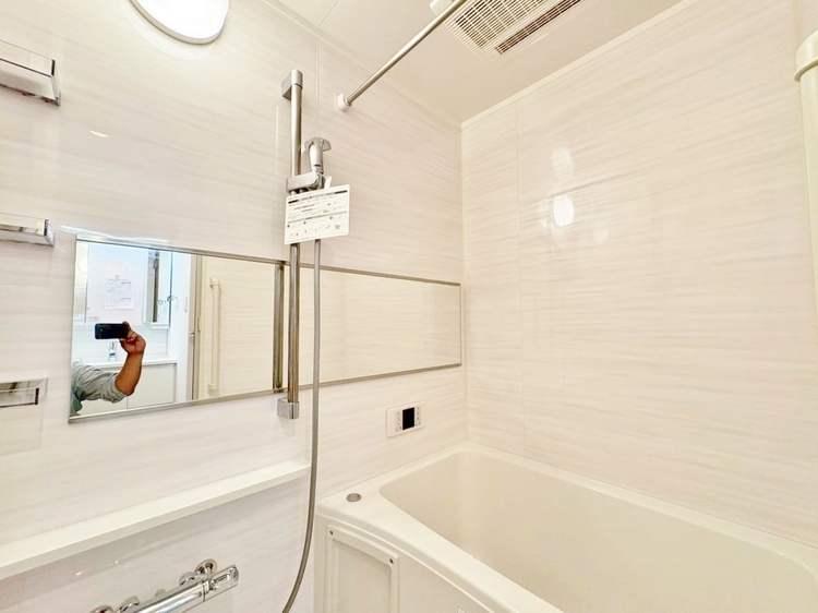 風呂 一日の疲れを癒すバスルームは、心地よいリラックスを叶える清潔感溢れる空間です。