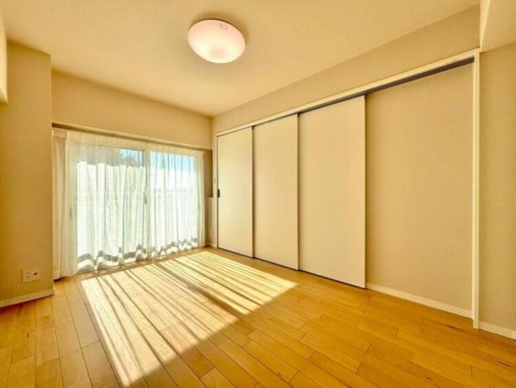 内装 窓からたっぷりと陽光が注がれる明るい空間。時を忘れて過ごす場所として過ごせるお部屋にクローゼットをご用意。快適なプライベート空間となっています。