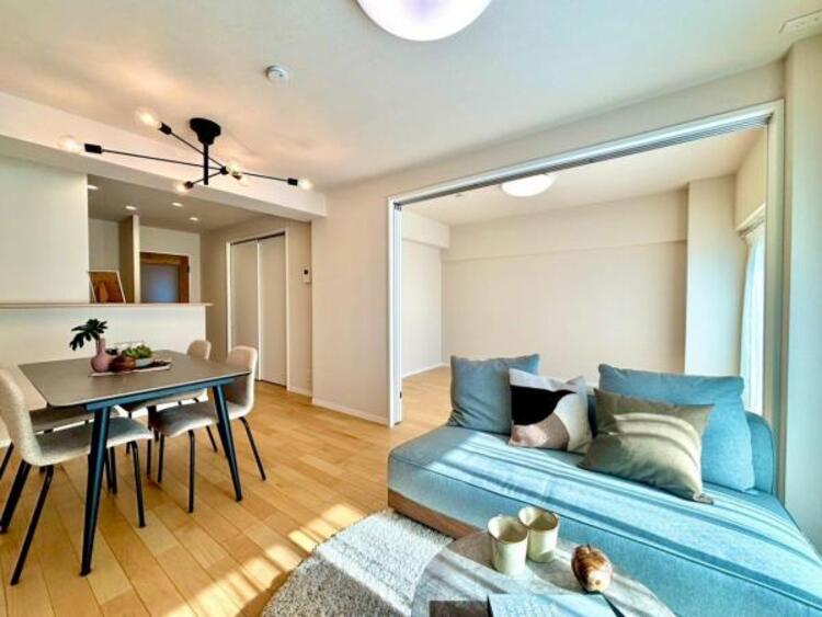 居間 大きなソファを置いてゆったりとご生活頂けるリビング。家族が集まる場所だからこそゆったりとした空間を実現しています。