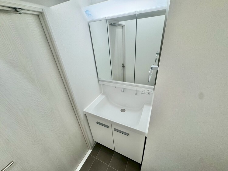 その他 清潔感を感じられる洗面化粧台。