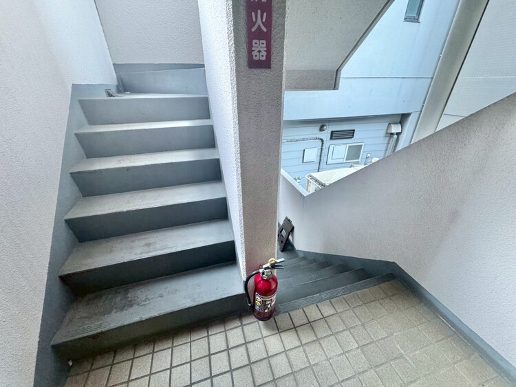 その他 共用部の階段です。明るく清潔に管理されています。