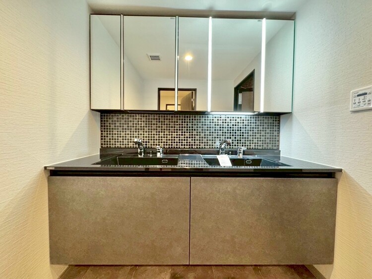 その他 清潔感を感じられる洗面化粧台。