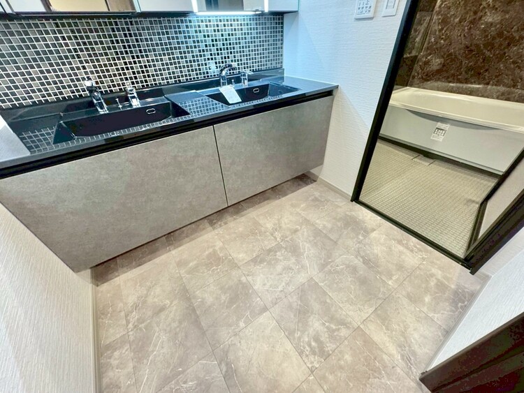 その他 十分な広さの脱衣所。