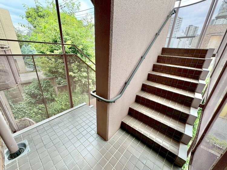 その他 共用部の階段です。明るく清潔に管理されています。