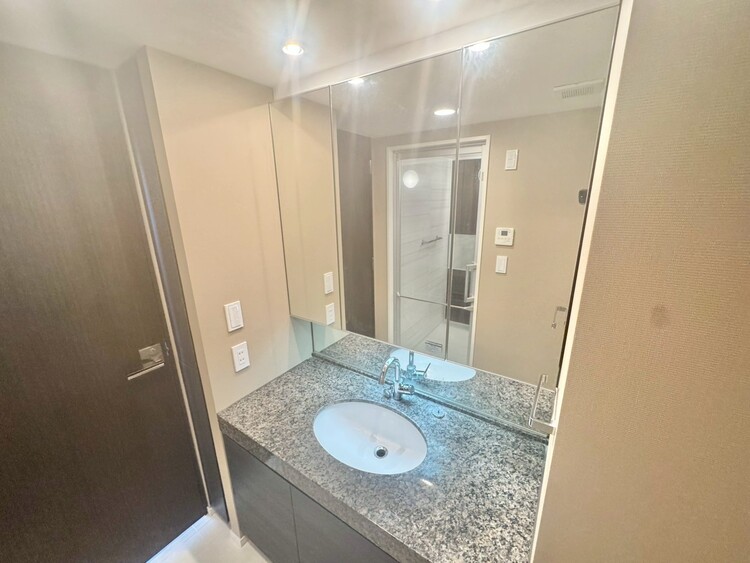 その他 清潔感を感じられる洗面化粧台。