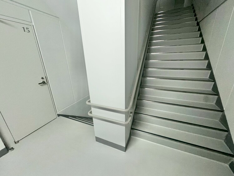 その他 共用部の階段です。明るく清潔に管理されています。