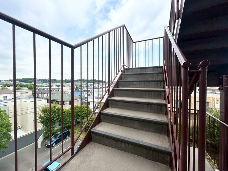 その他 共用部の階段です。明るく清潔に管理されています。