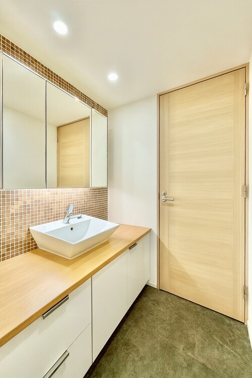 その他 清潔感を感じられる洗面化粧台。