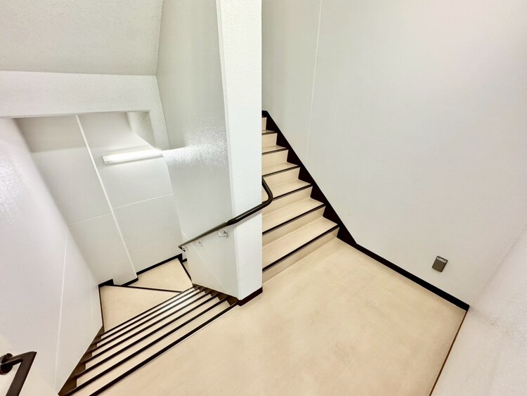 その他 共用部の階段です。明るく清潔に管理されています。