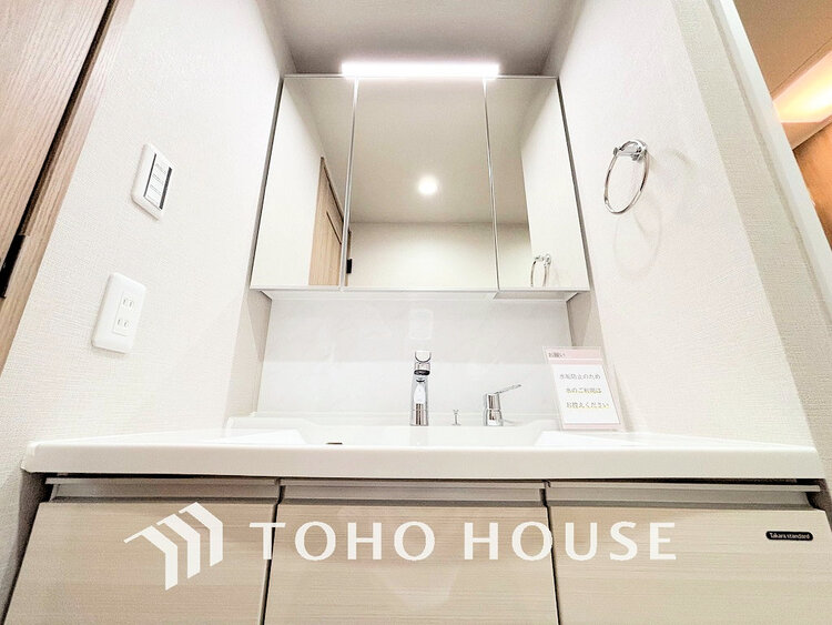 洗面 白を基調とした洗面台。身だしなみを整えやすく収納量も良好です