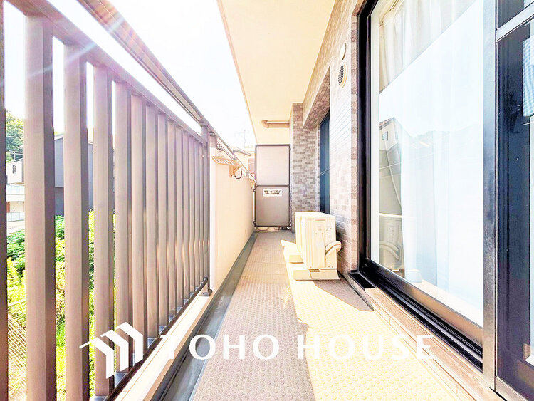 バルコニー 日当たりの良いバルコニーで晴れの日の洗濯物も楽しみになりますね