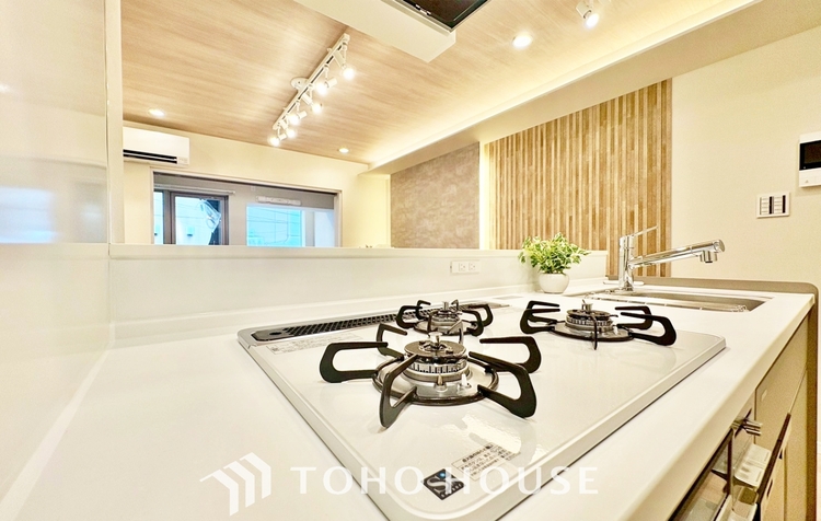 内装 ◆時を忘れる場所◆ここにはみんなが集い、食事と楽しい会話が始まる。話に夢中になりすぎて、ついつい時を忘れ夜半過ぎになってしまう。そんな束の間の幸せを感じさせてくれる場所でありたい。